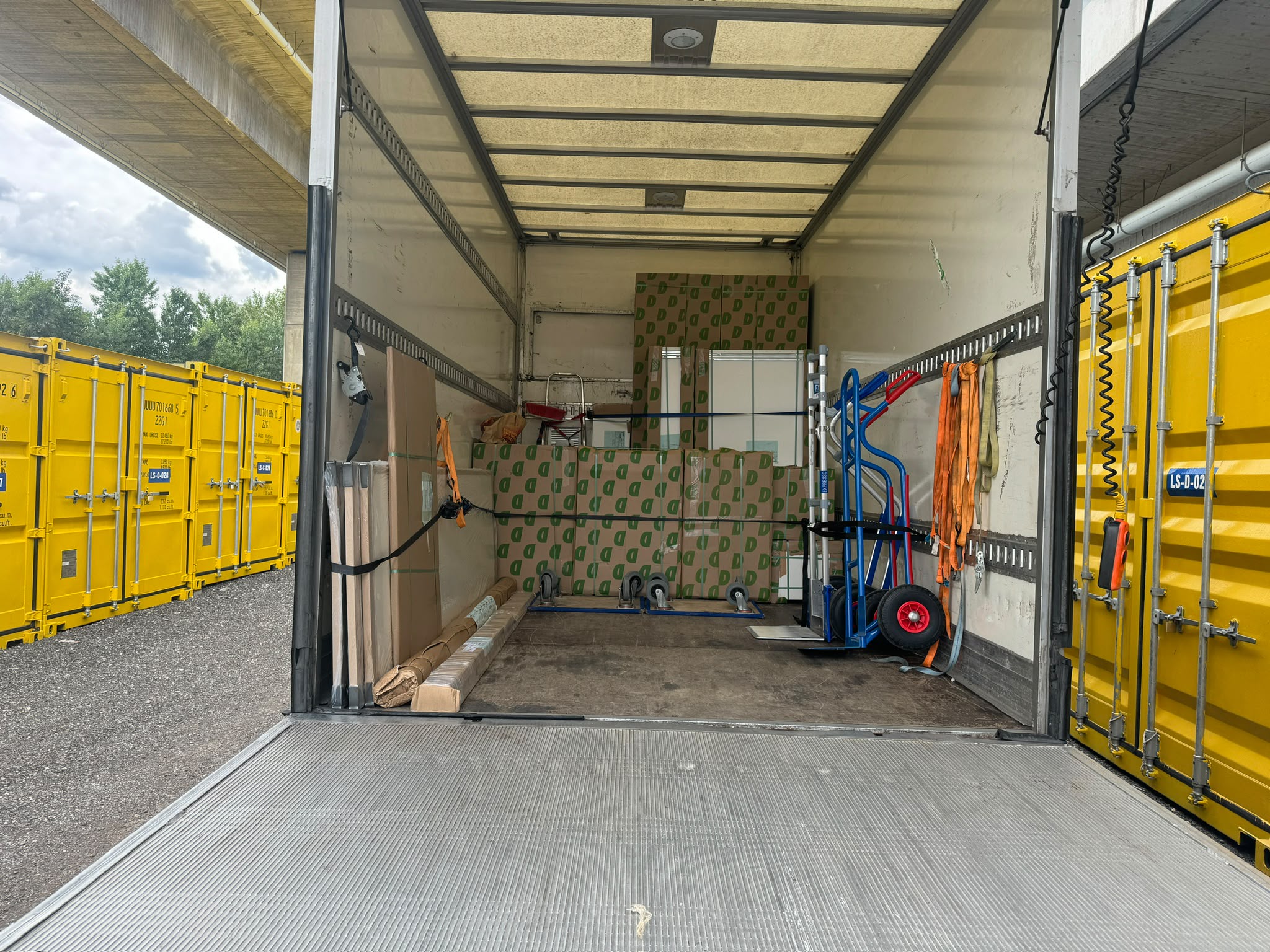 Möbeltransport zum Lagercontainer mit Spanngurten gesichert