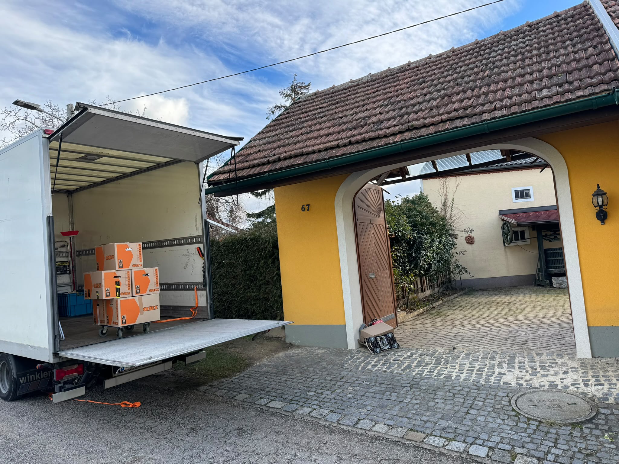 Umzugs-LKW mit Hebebühne vor einem Hof in Niederösterreich