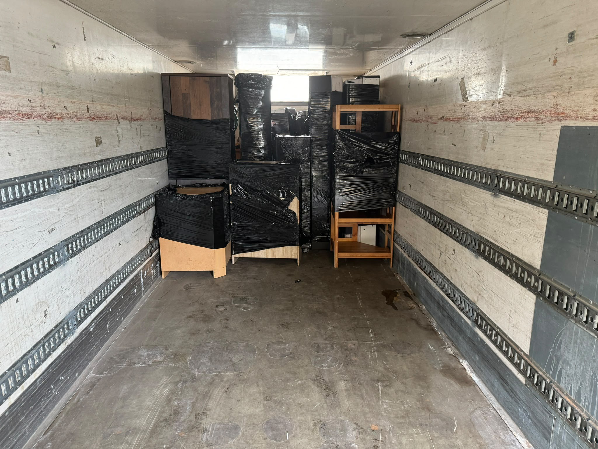 Verpackte Möbel sicher im Laderaum verstaut