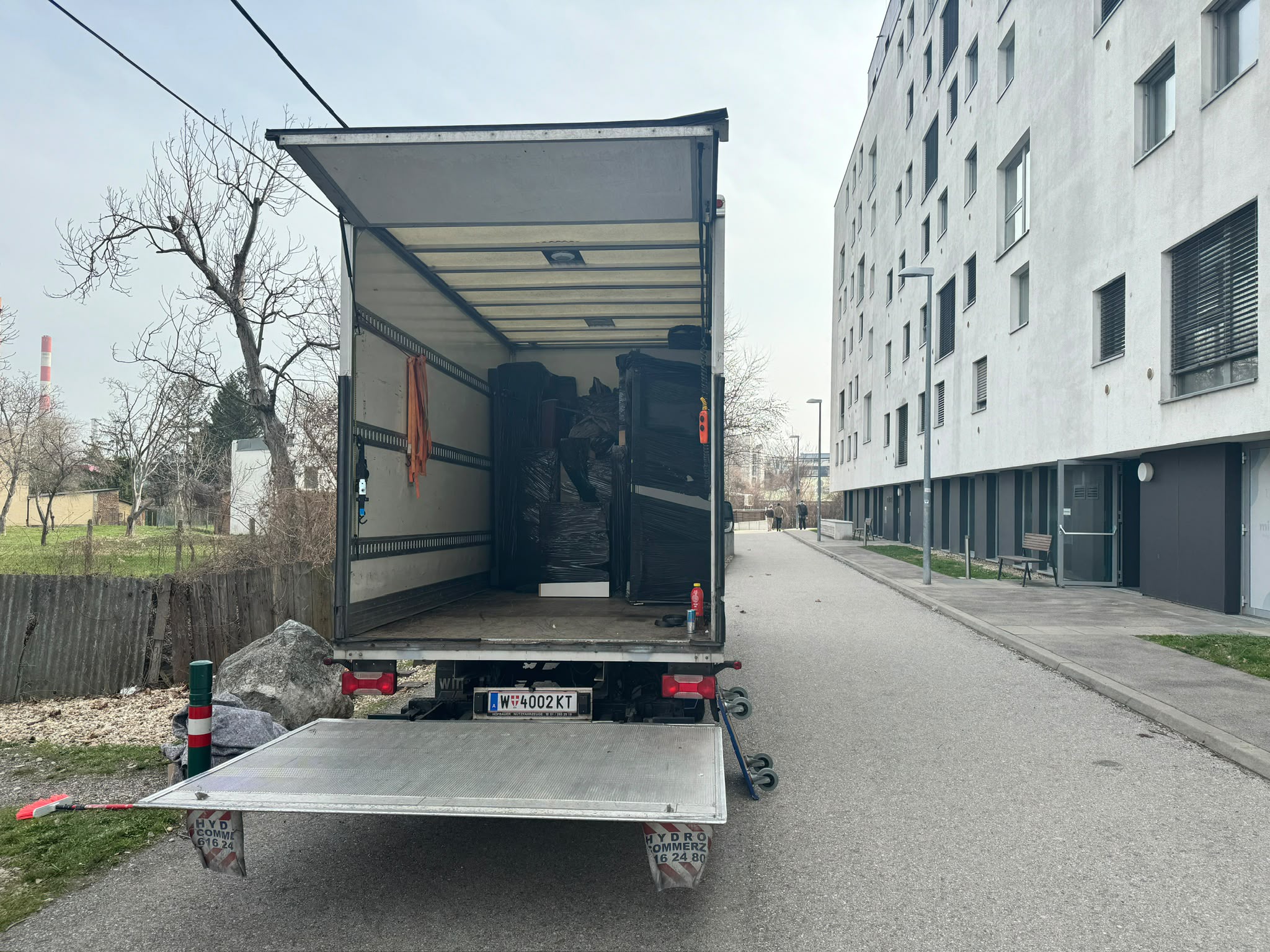 Wohnungsumzug in Wien mit LKW und Hebebühne